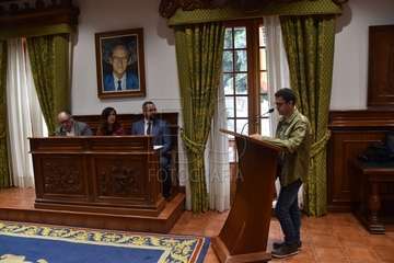 El periodista teldense Gaumet Florido leyó este jueves en el Pleno municipal el Manifiesto Institucional por el Día Internacional de las Mujeres (Foto TA y Francisco J. Santana)